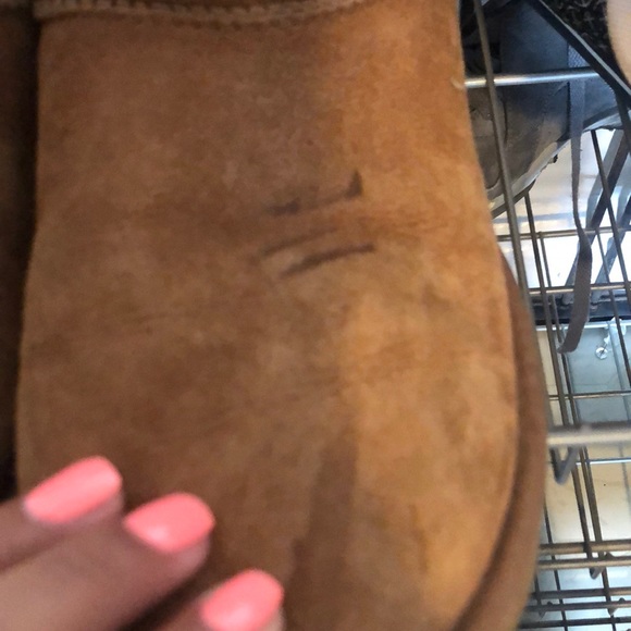 UGGS - Picture 2 of 4